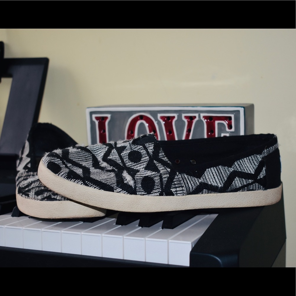Toms slip on